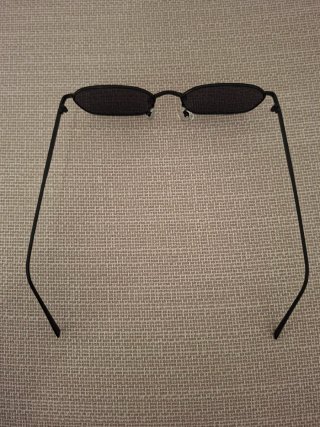 Occhiali da sole neri e grigi