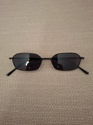 Occhiali da sole neri e grigi
