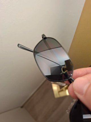 Occhiali da sole neri e grigi
