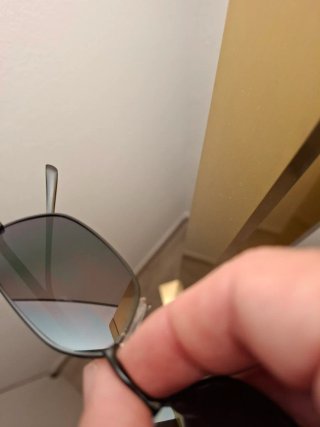 Occhiali da sole neri e grigi