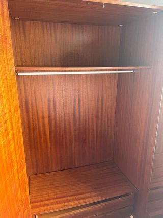 Armario de madera clásico