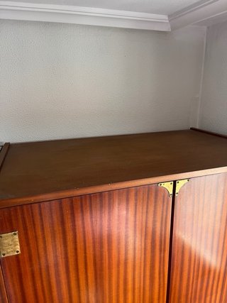 Armario de madera clásico