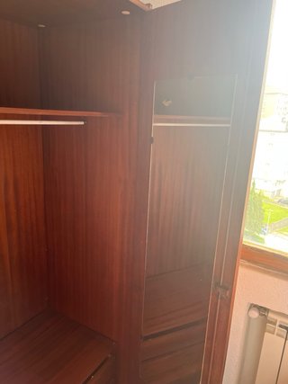 Armario de madera clásico