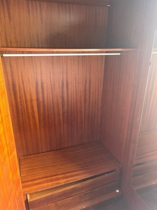 Armario de madera clásico