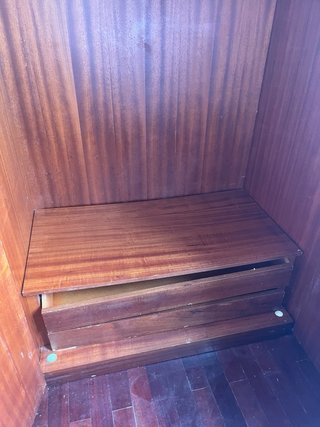 Armario de madera clásico