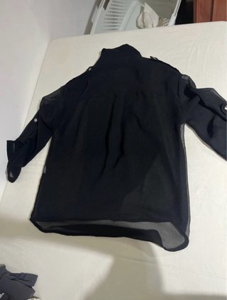 Chaqueta negra semitransparente