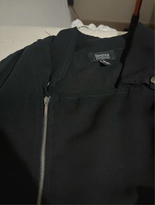 Chaqueta negra semitransparente