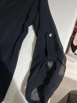 Chaqueta negra semitransparente