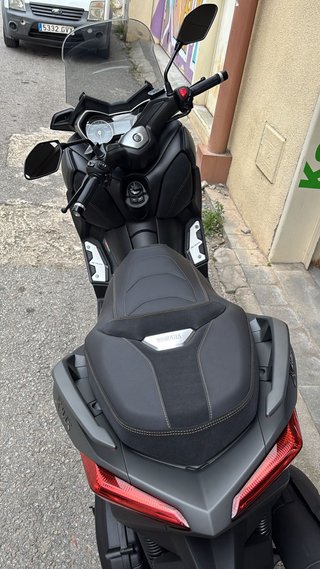 Yamaha XMAX  tech max 125 gris mate  y Dorada.