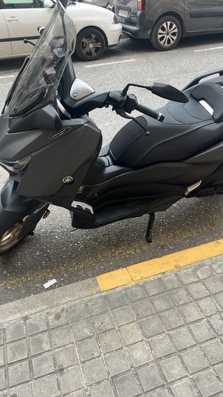 Yamaha XMAX  tech max 125 gris mate  y Dorada.