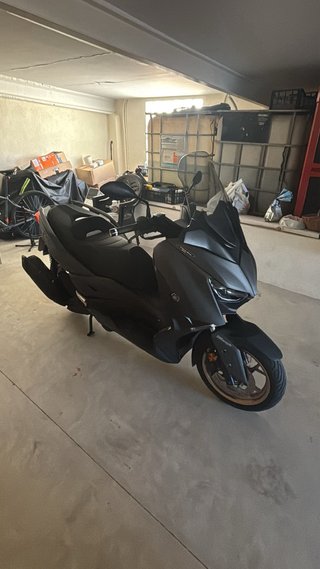 Yamaha XMAX  tech max 125 gris mate  y Dorada.