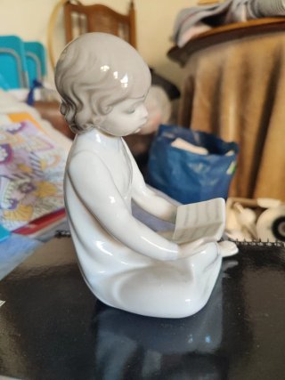Figura Lladro Niña Leyendo