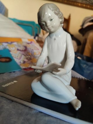 Figura Lladro Niña Leyendo