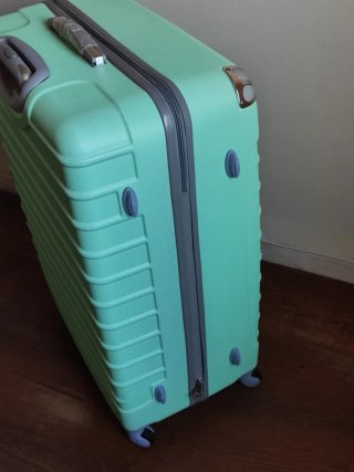 Maleta verde con ruedas