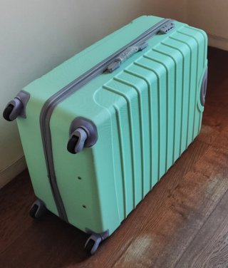 Maleta verde con ruedas
