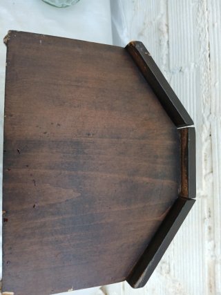 Caja de madera marrón para zapatos