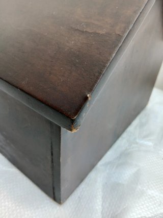 Caja de madera marrón para zapatos