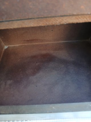 Caja de madera marrón para zapatos