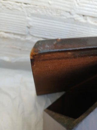 Caja de madera marrón para zapatos
