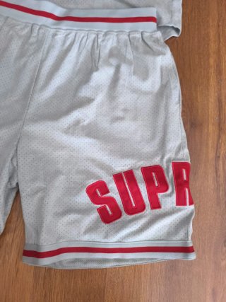 Conjunto Supreme Camiseta y Pantalón Gris/Rojo