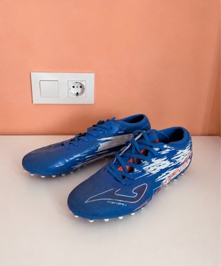Botas de fútbol azules y blancas