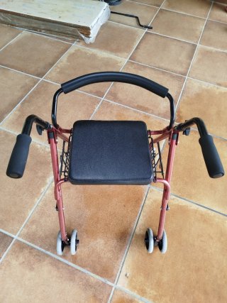 Andador plegable con asiento y cesta