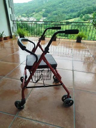 Andador plegable con asiento y cesta