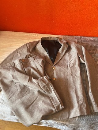 Traje de vestir grisáceo