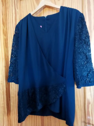 Blusa azul encaje