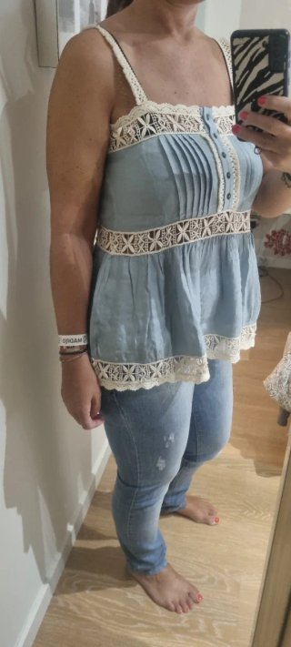 Camiseta tirantes azul con encaje