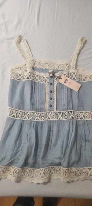 Camiseta tirantes azul con encaje