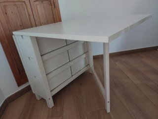 Mesa abatible Ikea y 4 sillas plegables. Blanco
