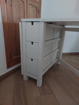 Mesa abatible Ikea y 4 sillas plegables. Blanco
