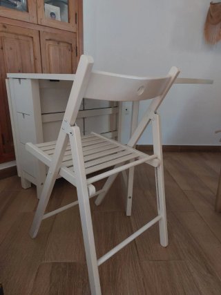 Mesa abatible Ikea y 4 sillas plegables. Blanco