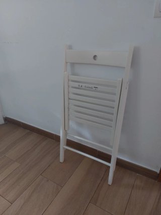 Mesa abatible Ikea y 4 sillas plegables. Blanco
