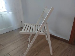 Mesa abatible Ikea y 4 sillas plegables. Blanco