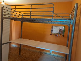 Cama alta con escritorio y colchón