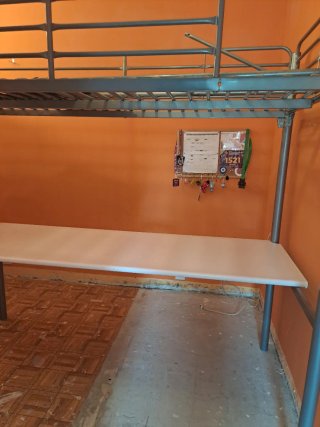 Cama alta con escritorio y colchón