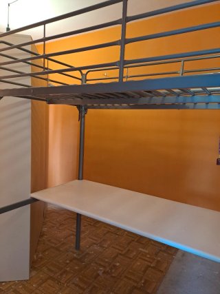 Cama alta con escritorio y colchón