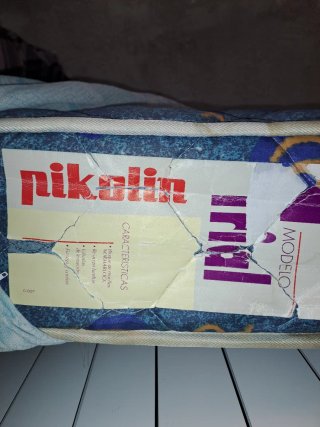 Cama alta con escritorio y colchón
