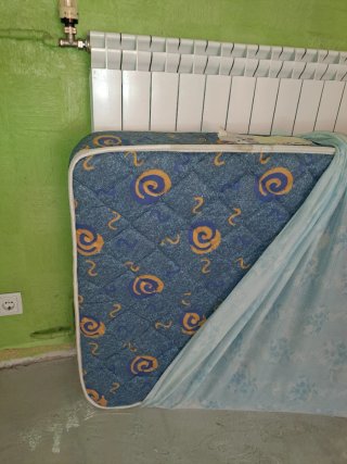 Cama alta con escritorio y colchón