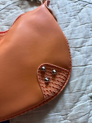Bolso naranja con detalle serpiente
