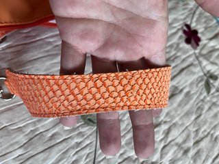 Bolso naranja con detalle serpiente