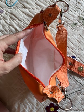 Bolso naranja con detalle serpiente