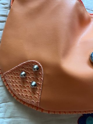 Bolso naranja con detalle serpiente