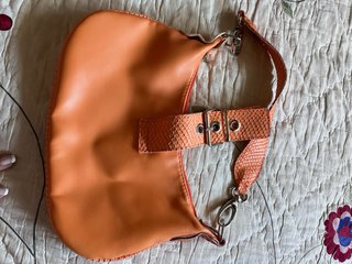 Bolso naranja con detalle serpiente