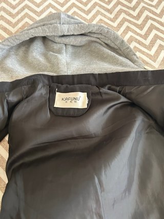 Chaqueta KAFUNU acolchada negra con capucha