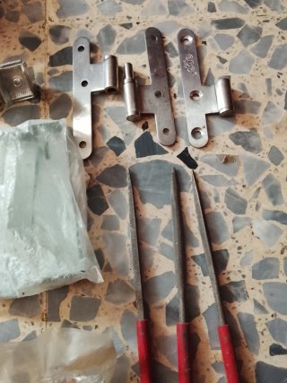 Lote de herrajes y tornillería para carpintería