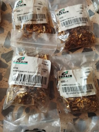 Lote de herrajes y tornillería para carpintería