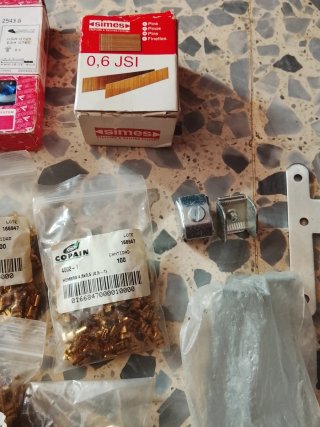 Lote de herrajes y tornillería para carpintería